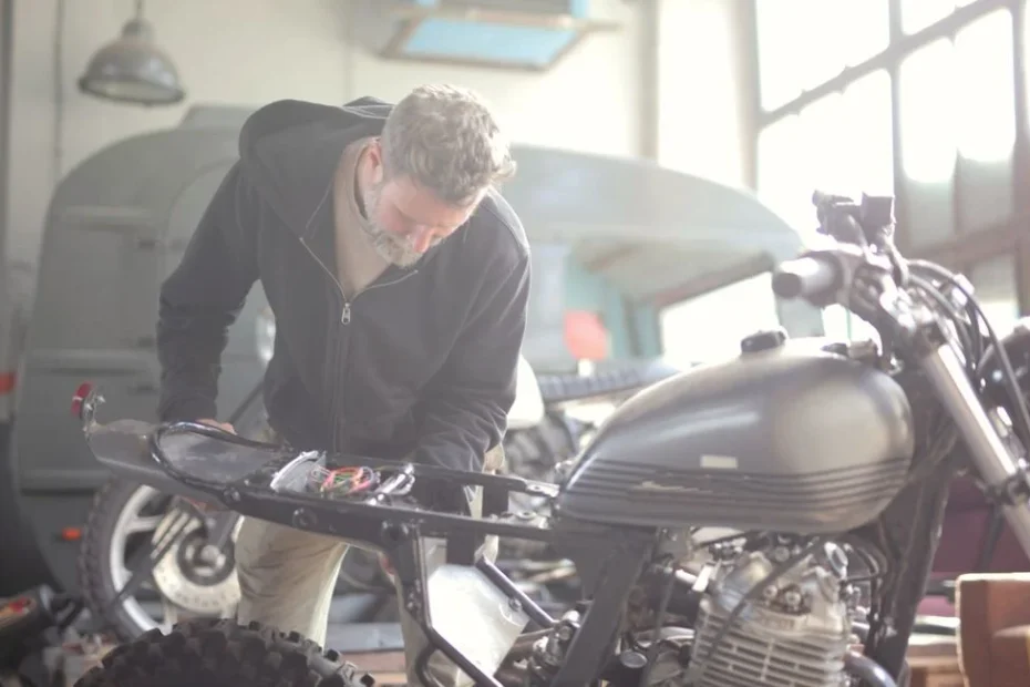 Technicien versant huile de fourche dans suspension moto Ohlins atelier