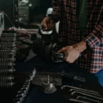 Bloc moteur 1.2 PureTech 130 en atelier, mécanicien soucieux