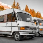 Camping-car garé sur une aire, propriétaire affiche panneau urgent à vendre