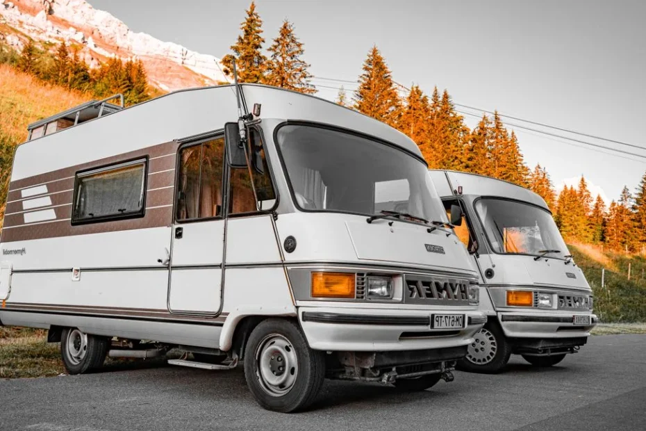 Camping-car garé sur une aire, propriétaire affiche panneau urgent à vendre