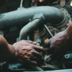 Carburateur démonté en gros plan sur moteur ancien voiture ou moto