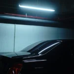 Conducteur choisit un jeton devant une borne de station lavage auto