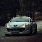Peugeot 308 1.6 blueHDI 120 : la fiabilité réelle du moteur diesel le plus vendu en france : sans langue de bois Regroupement de Peugeot 308 1.6 BlueHDI sur un parking d’occasion