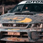 Sébastien Loeb et Laurène Godey à l’arrivée d’un rallye, complicité palpable