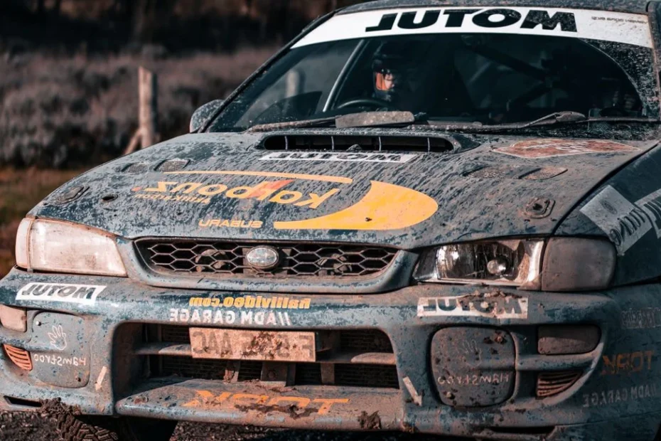 Sébastien Loeb et Laurène Godey à l’arrivée d’un rallye, complicité palpable
