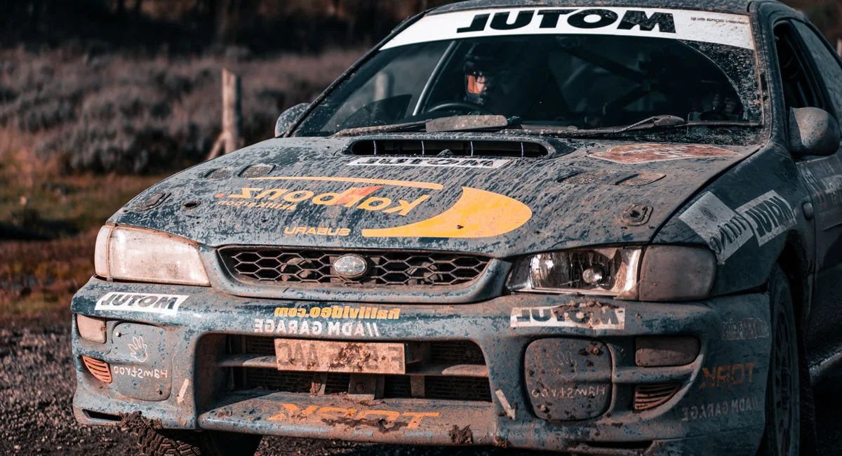 Sébastien Loeb et Laurène Godey à l’arrivée d’un rallye, complicité palpable