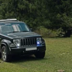 Peugeot 3008 phase 2 : pourquoi certains modèles restent des achats caduques malgré les promesses de peugeot SUV Peugeot 3008 gris argent en panne sur la bande d’arrêt d’urgence