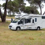 Un camping-car en panne sur une aire de service déserte