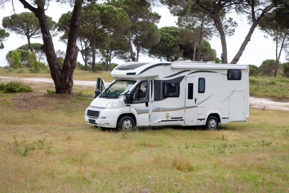 Un camping-car en panne sur une aire de service déserte