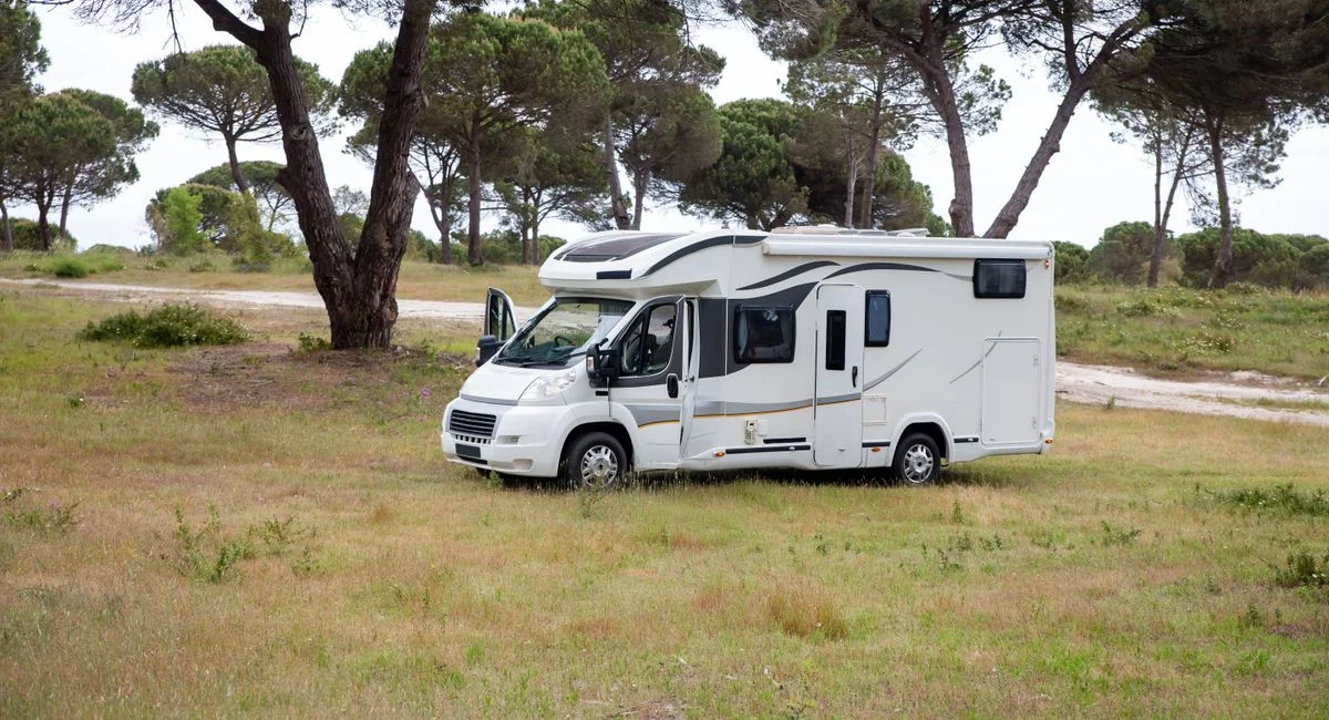 Un camping-car en panne sur une aire de service déserte