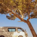 Un Ford Transit Custom blanc roulant sur une route de campagne