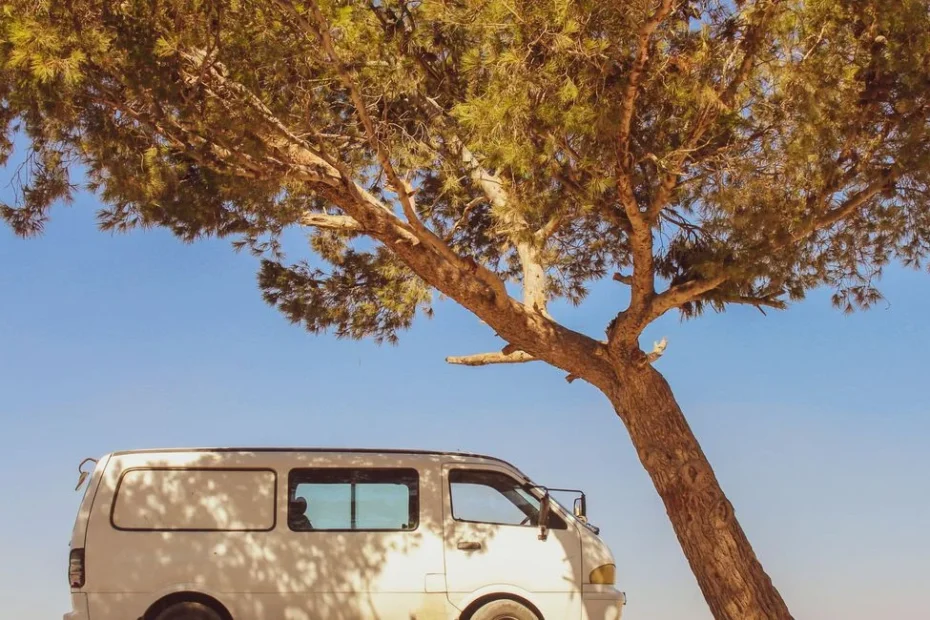Un Ford Transit Custom blanc roulant sur une route de campagne