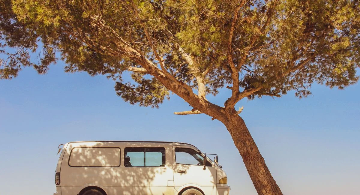 Un Ford Transit Custom blanc roulant sur une route de campagne