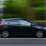 À quelle distance une voiture radar flashe réellement : les distances qui changent tout Voiture banalisée contrôlant la vitesse sur route de campagne