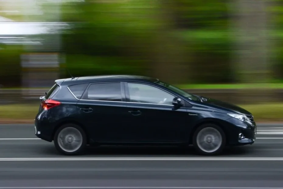 Voiture banalisée contrôlant la vitesse sur route de campagne