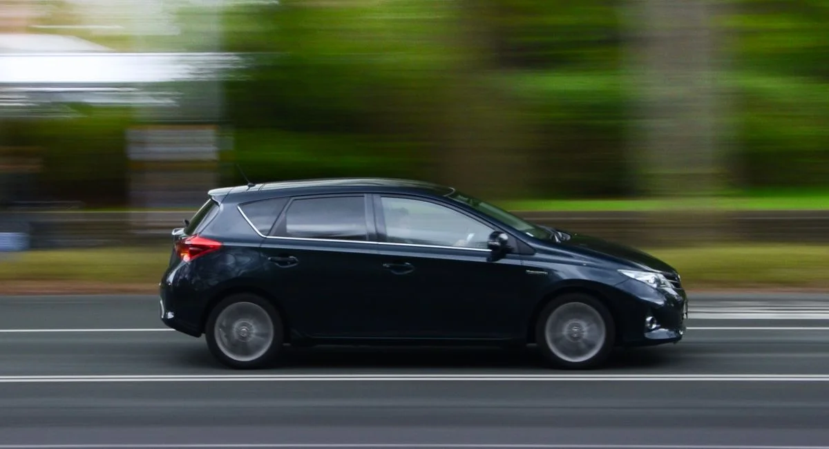 Voiture banalisée contrôlant la vitesse sur route de campagne