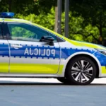 Flash avant ou arrière : les radars banalisés révèlent vraiment sur vos infractions routières Voiture banalisée effectuant un contrôle radar sur route de campagne