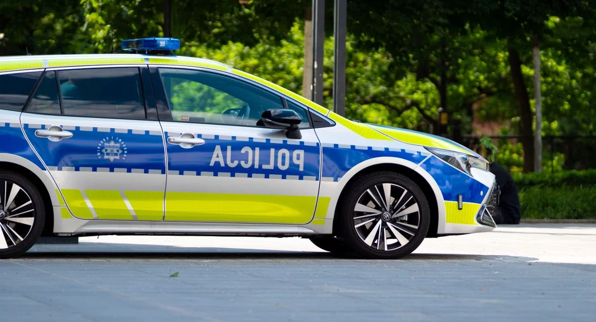 Voiture banalisée effectuant un contrôle radar sur route de campagne