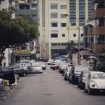 Voiture engagée en sens interdit dans une rue étroite urbaine