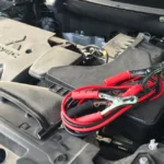 Les vrais coupables derrière le message défaut circuit électrique sur votre Peugeot et comment les identifier avant le garage Mécanicien contrôle batterie sur moteur Peugeot, capot ouvert, garage éclairé