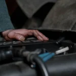 Changer les bougies de préchauffage de votre renault clio 3 1.5 DCI : tout ce qu'il faut savoir avant d'intervenir Mécanicien effectuant le changement d’une bougie sur Clio 3 DCI