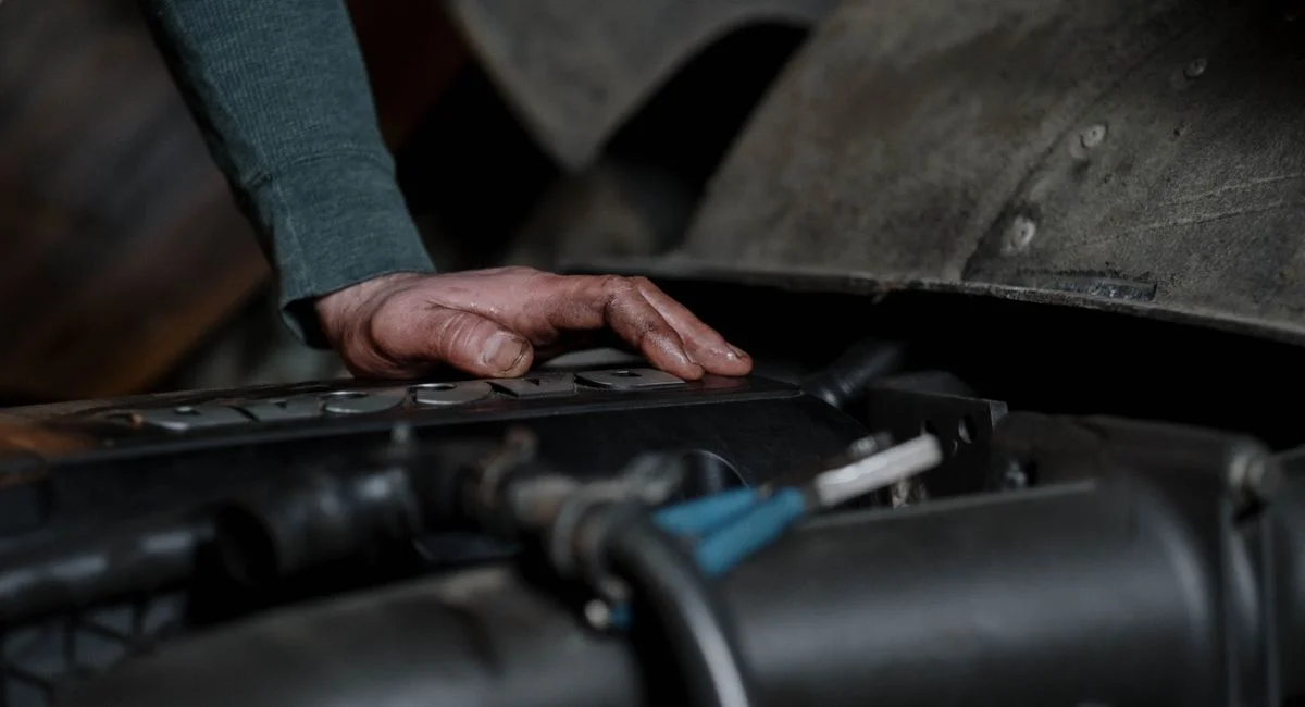 Mécanicien effectuant le changement d’une bougie sur Clio 3 DCI