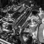 Changer ses bougies allumage pour rouler à l'éthanol exige des critères de sélection différents de l'essence Mécanicien remplaçant une bougie d’allumage sur un moteur essence converti E85