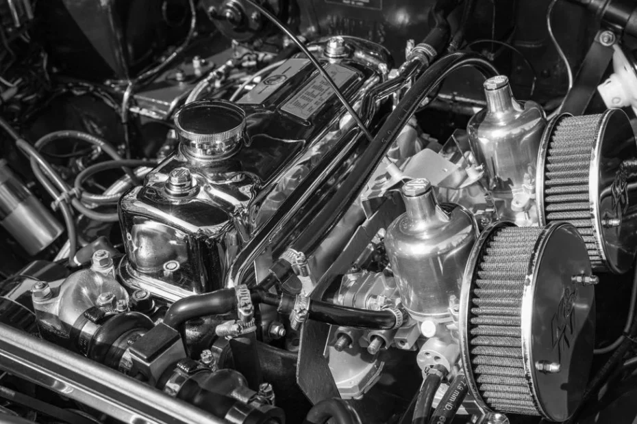 Mécanicien remplaçant une bougie d’allumage sur un moteur essence converti E85