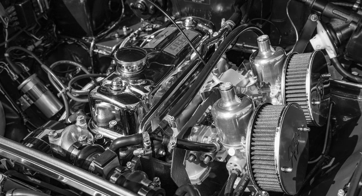 Mécanicien remplaçant une bougie d’allumage sur un moteur essence converti E85